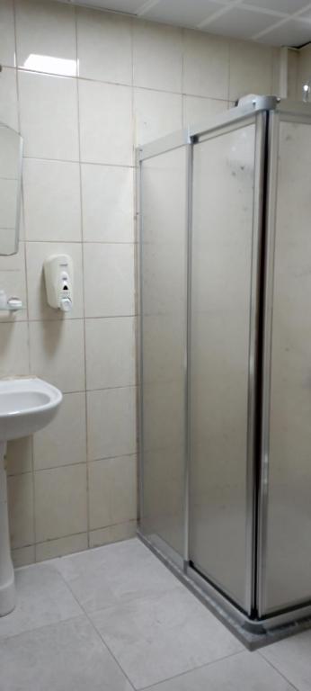 uma casa de banho com um chuveiro, um WC e um lavatório. em KARYA OTEL em Muğla