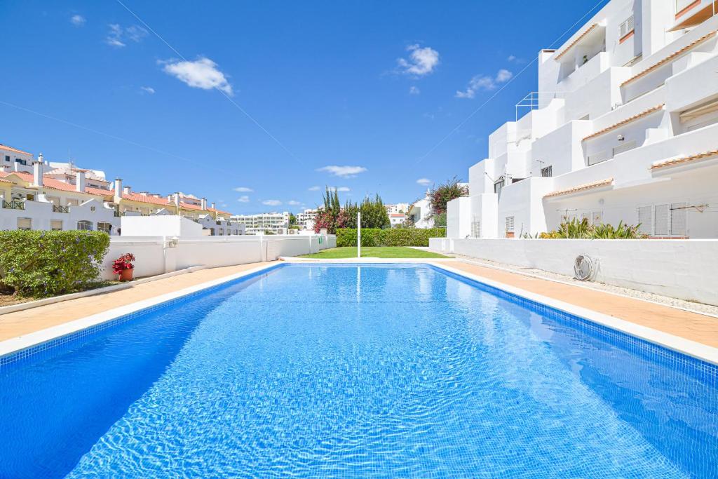 una piscina frente a un edificio en Apartamento no Centro de Albufeira com Piscina, en Albufeira