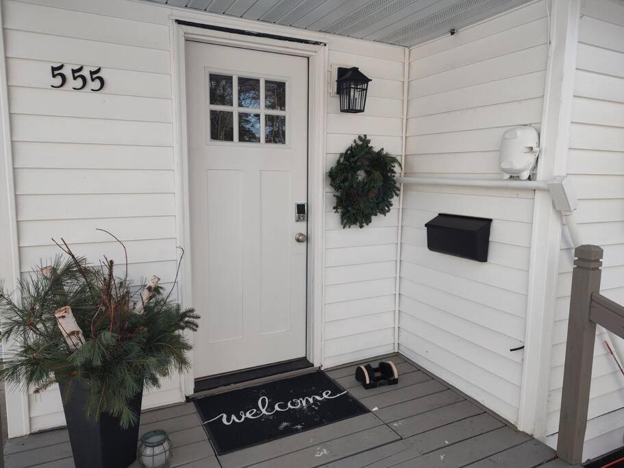 białe drzwi na domu z gankiem w obiekcie The Cove by the North Shore w mieście Forest Lake