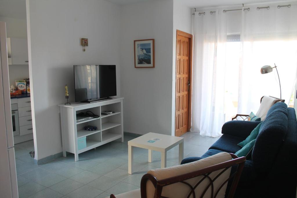 A television and/or entertainment centre at ApartiaBeach Apartamentos