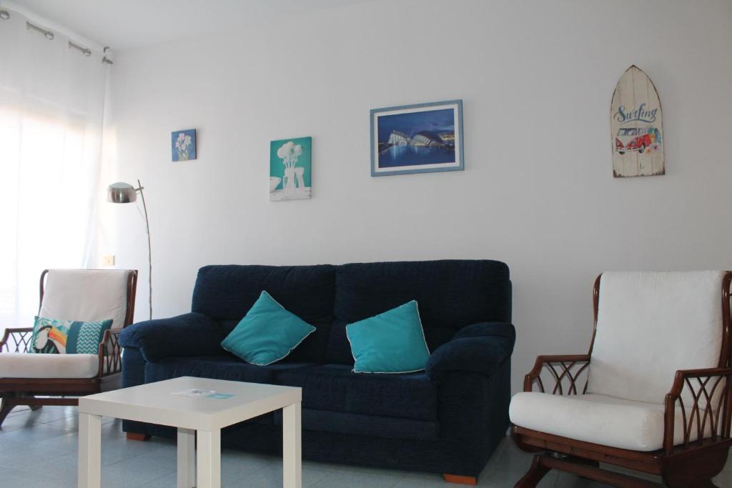 A seating area at ApartiaBeach Apartamentos