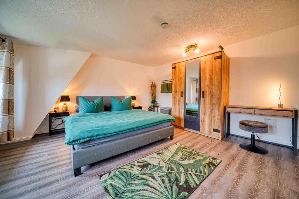 ein Schlafzimmer mit einem großen Bett und einem Spiegel in der Unterkunft Zuarin Schlossblick - Ganzes Apartment direkt am Schlossgarten von Schwerin mit Dschungel-Feeling - Parkplatz auf Anfrage vorhanden in Schwerin