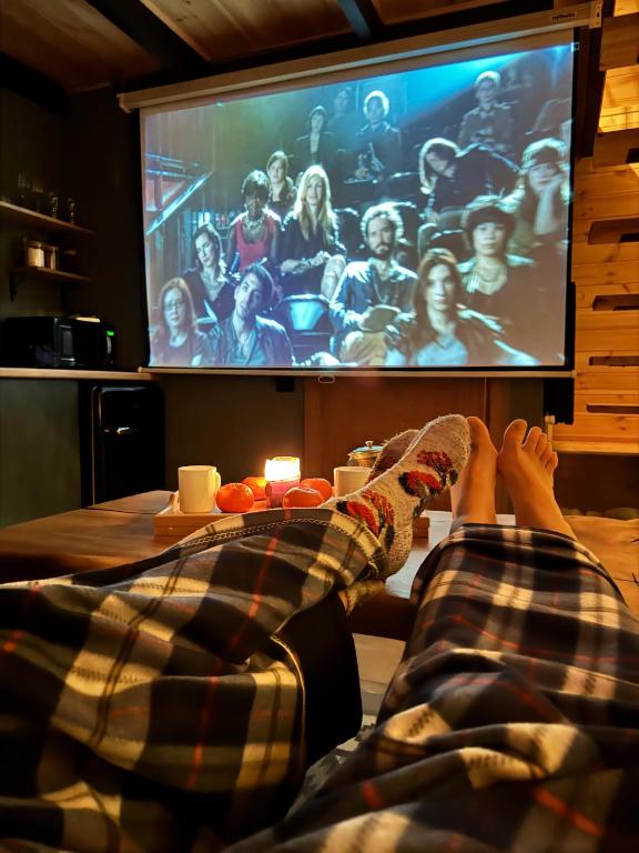 TV a/nebo společenská místnost v ubytování Kazbegi Story