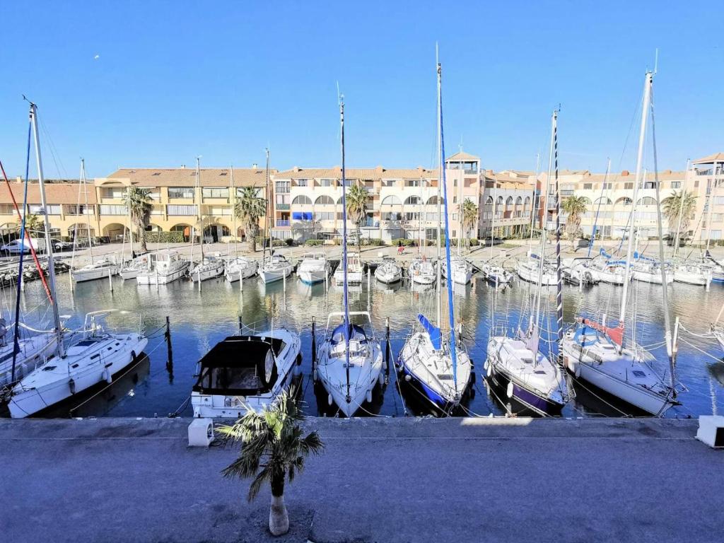 un groupe de bateaux est amarré dans un port de plaisance dans l'établissement Résidence Le Trimaran - Appartement 4 pièces - 6 couchages - PORT LEUCATE MAE-3124, à Port-Leucate