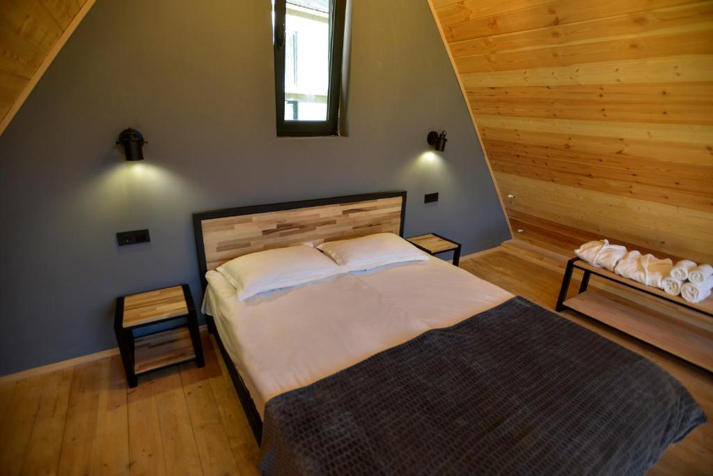Postel nebo postele na pokoji v ubytování Kazbegi Story