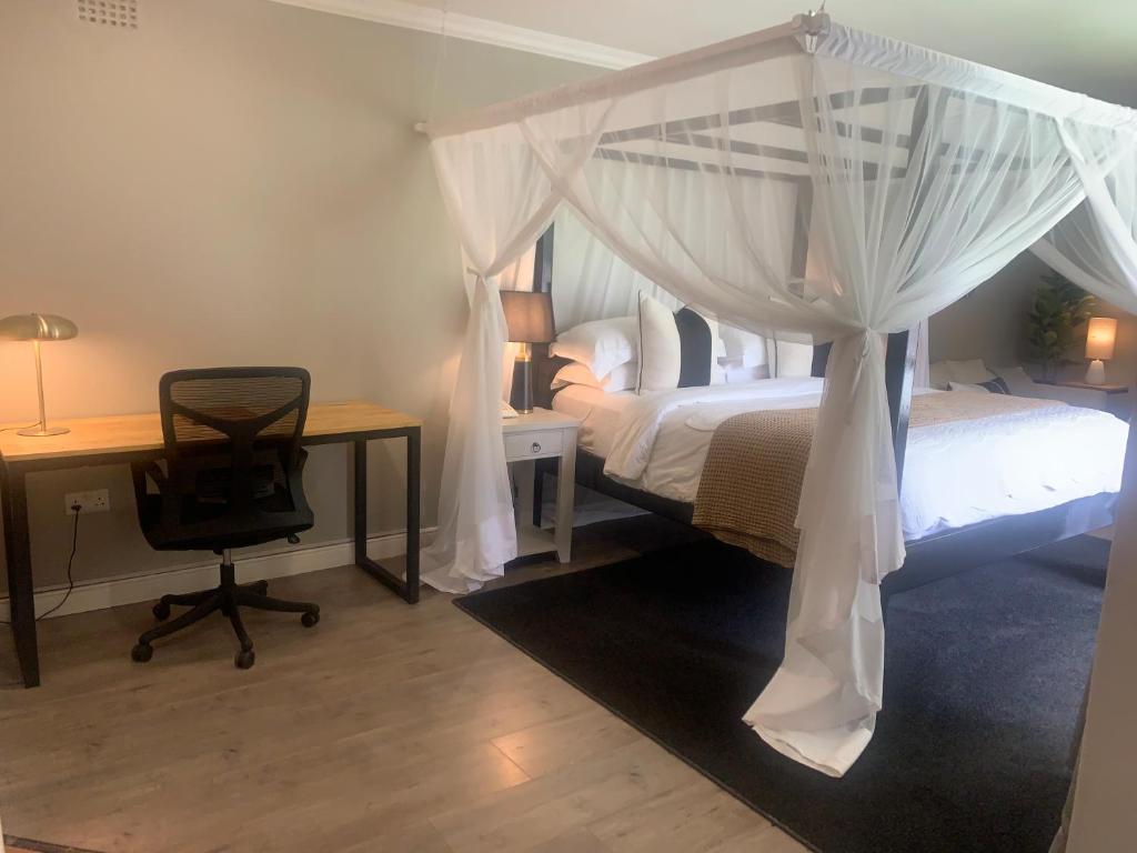 The Leslie Executive Hotel - Deluxe Queen Room