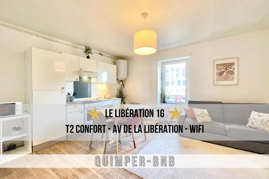 uma cozinha e uma sala de estar com um sofá em LE LIBERATION 1G - 4 Couchages - Wifi - Proche grands axes em Quimper