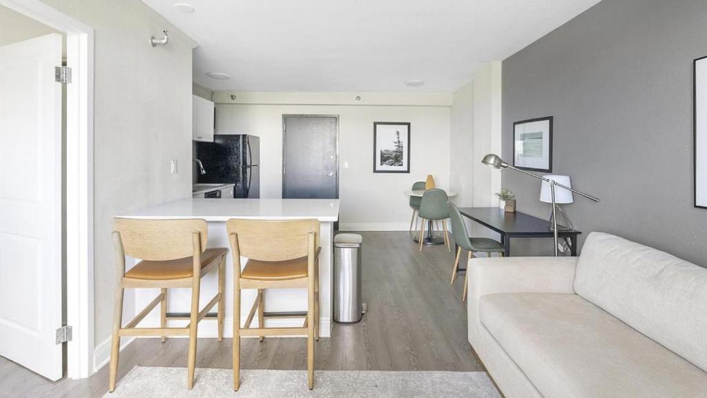 een keuken en een woonkamer met een tafel en stoelen bij Landing Modern Apartment with Amazing Amenities ID1804X44 in St Petersburg
