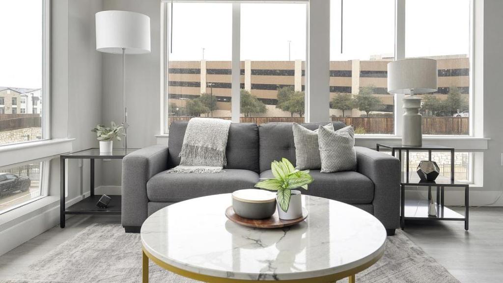 een woonkamer met een bank en een tafel bij Landing Modern Apartment with Amazing Amenities (ID1802X54) in Austin