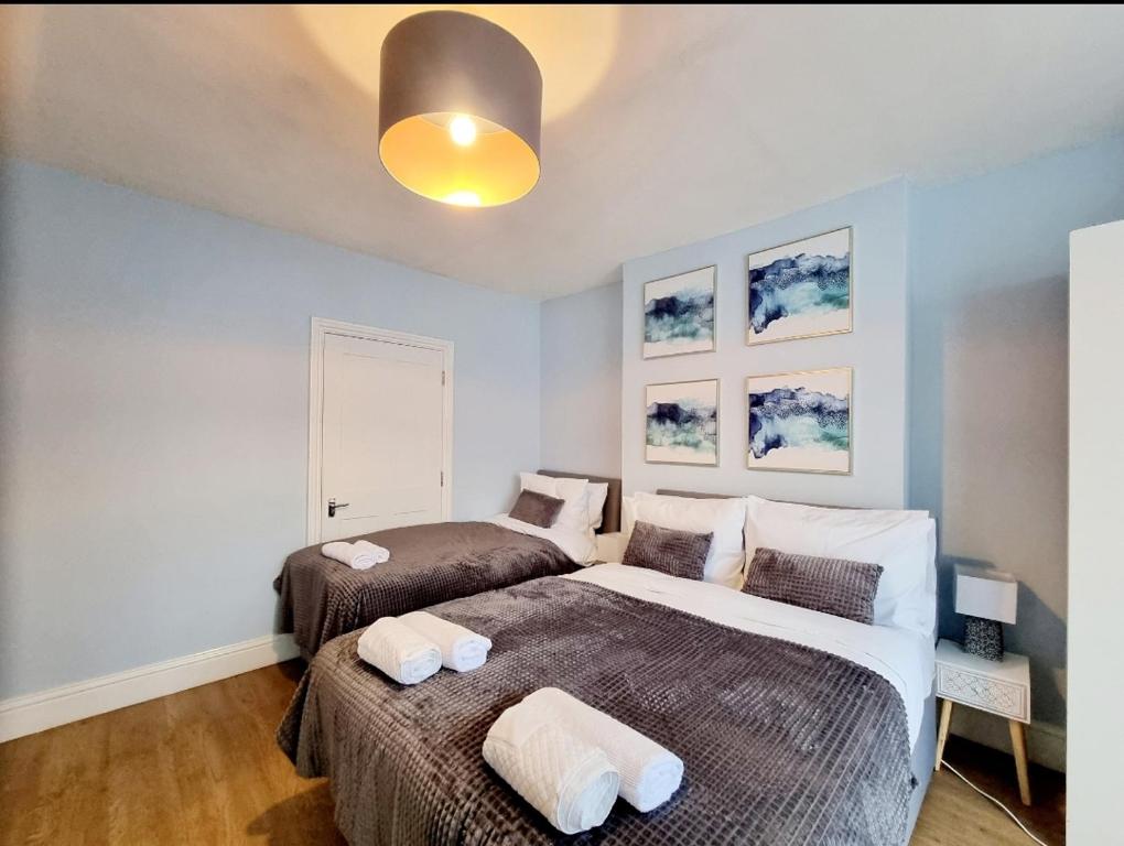 a bedroom with two beds and a ceiling at Stylish 2 Bedroom Apartment Sleeps 5 - 3 mins walk to Mile End Station in London