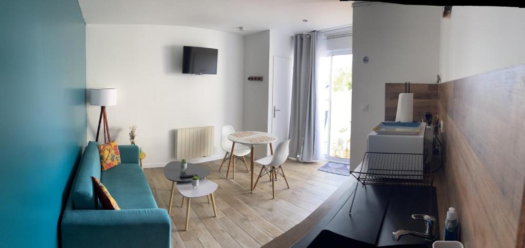 - un salon avec un canapé bleu et une table dans l'établissement Studio agréable, au Havre