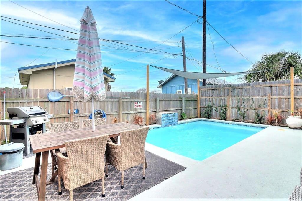 La Puerta Rosada home w Private Pool, Port Aransas Updated