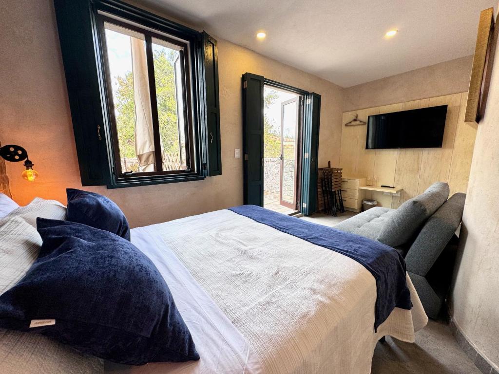 una camera con un letto e una televisione di Loft Venezia III ValQuirico 2Pax a Santeagueda
