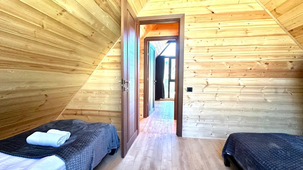 Postel nebo postele na pokoji v ubytování Kazbegi Story