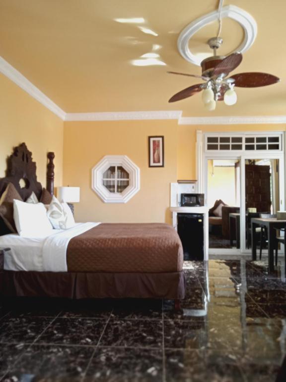 um quarto com uma cama e uma ventoinha de tecto em Cas Bed and Breakfast em Corral Spring
