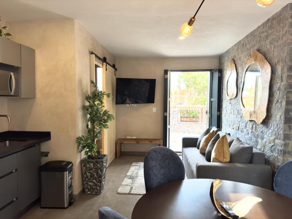 - un salon avec un canapé et une table dans l'établissement Loft Venezia en Val'Quirico 3Rec, Terraza privada, à Santeagueda