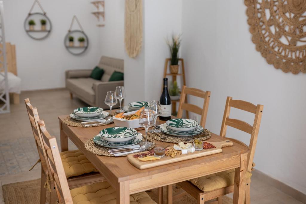 una mesa de madera con platos de comida. en VISIT MOURA - Solar das Flores, en Moura