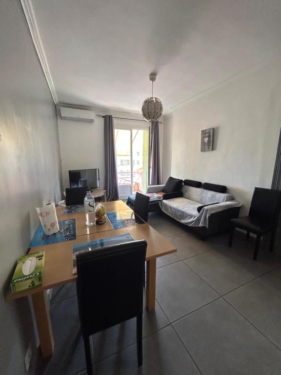 a living room with a table and a couch at Appartement Bastia Centre in Bastia