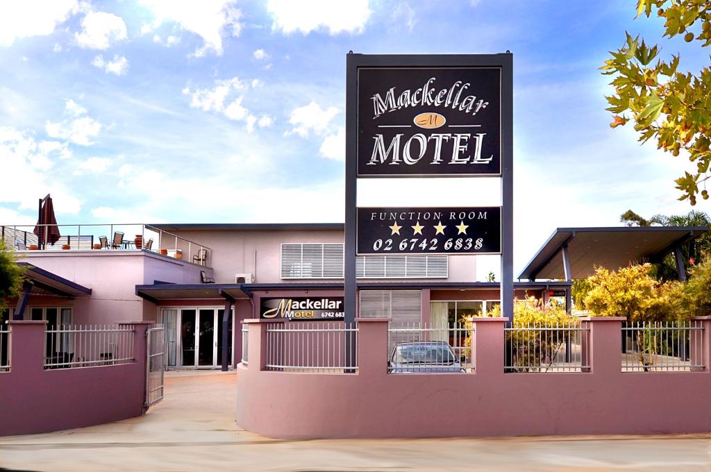 un edificio con un cartello per un motel di Mackellar Motel a Gunnedah