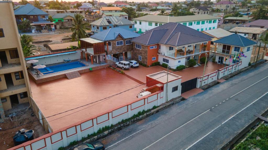 una vista aérea de una casa con piscina en Royal N Hotel en Accra
