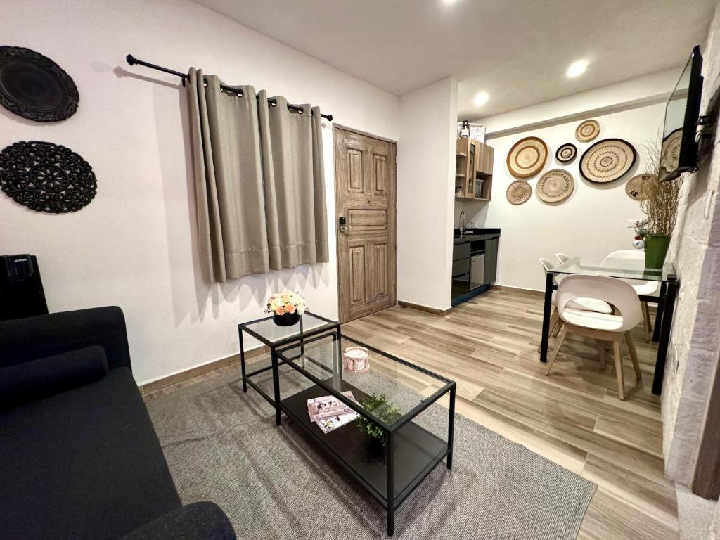 een woonkamer met een bank en een tafel bij Loft Chianti en Val'Quirico in Santeagueda