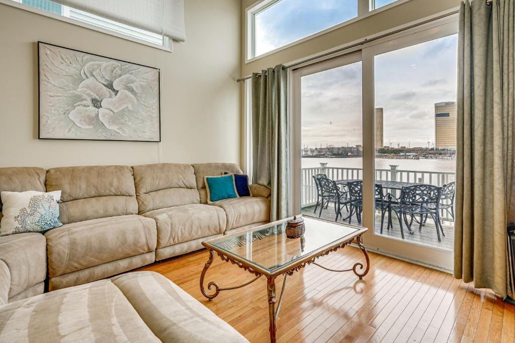 Atlantic City Bayfront Retreat with Private Dock! 휴식 공간