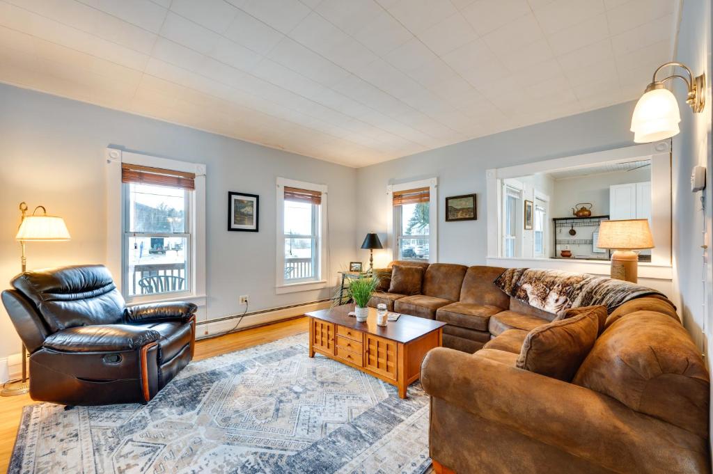 uma sala de estar com um sofá e duas cadeiras em Cozy New Hampshire Retreat with Fire Pit and Porch! em Colebrook