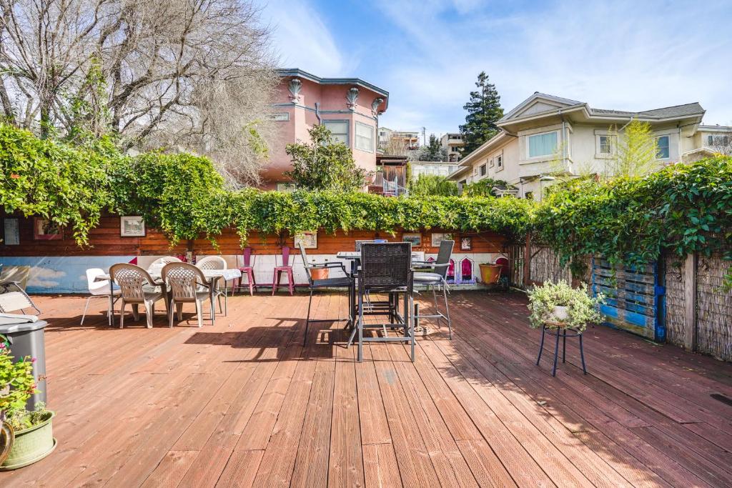 una terrazza in legno con sedie e tavoli in un cortile posteriore di Pet-Friendly Apartment 1 Mi to Lake Merritt! a Oakland