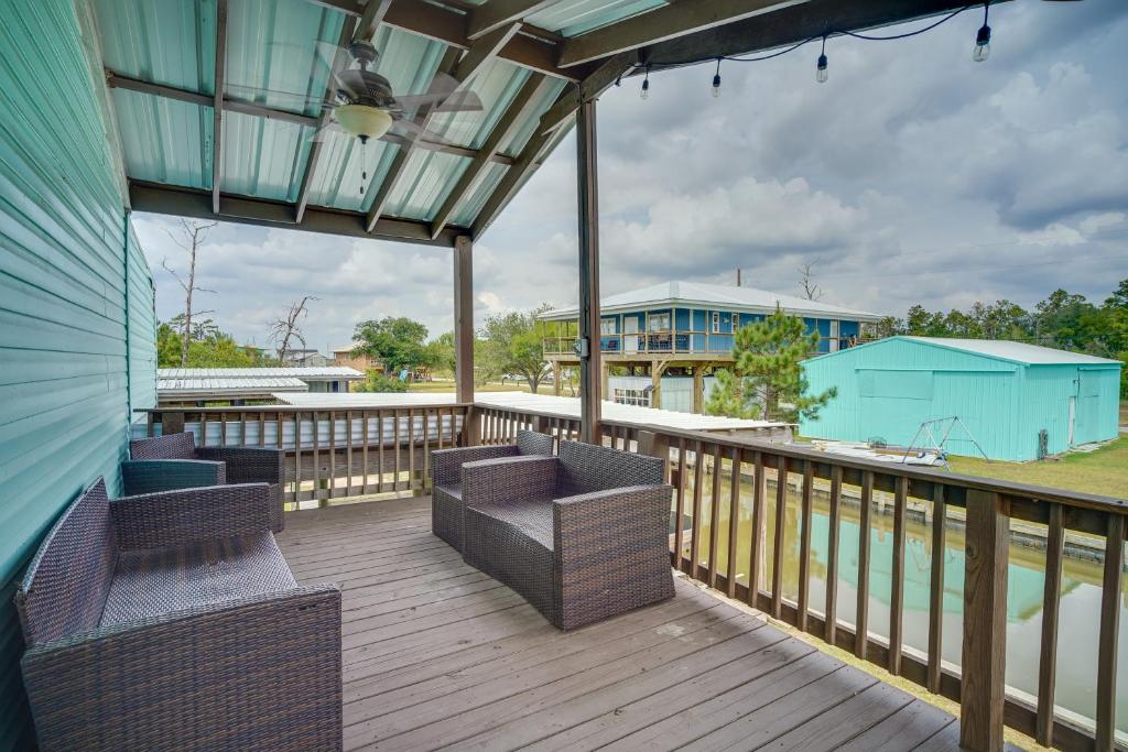 d'une terrasse avec des chaises et une vue sur l'eau. dans l'établissement Charming Home with Dock, Near Downtown Lake Charles!, à Lake Charles