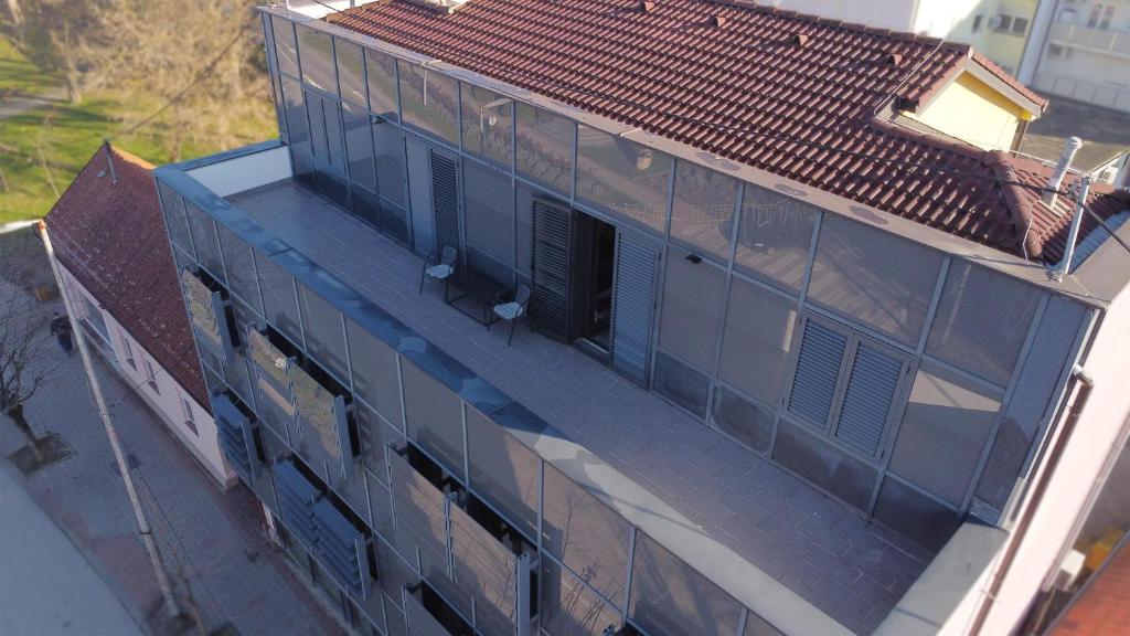 une vue de tête d'un bâtiment avec un toit dans l'établissement Apartman Centar,self check IN-OUT, à Županja