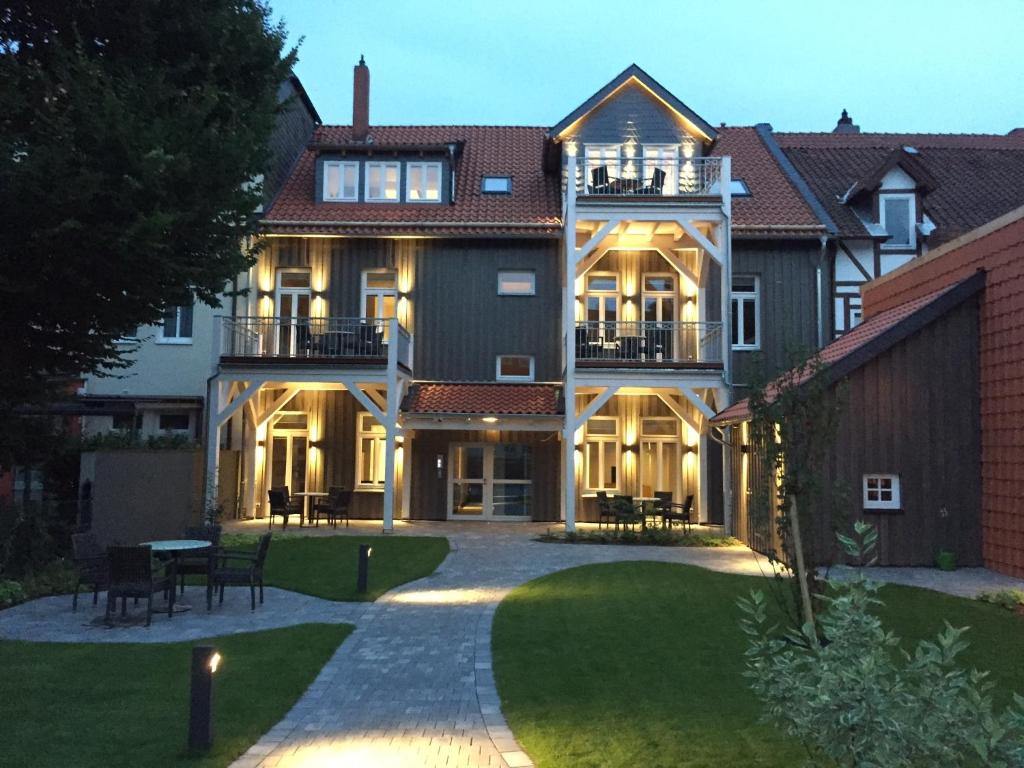 une grande maison avec un chemin en face de celle-ci dans l'établissement Altstadt Appartements Goslar, à Goslar