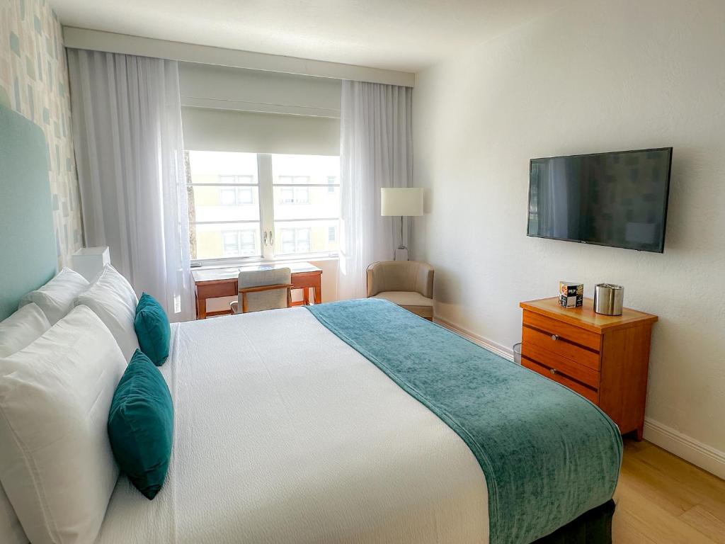 Postel nebo postele na pokoji v ubytování Avalon Hotel