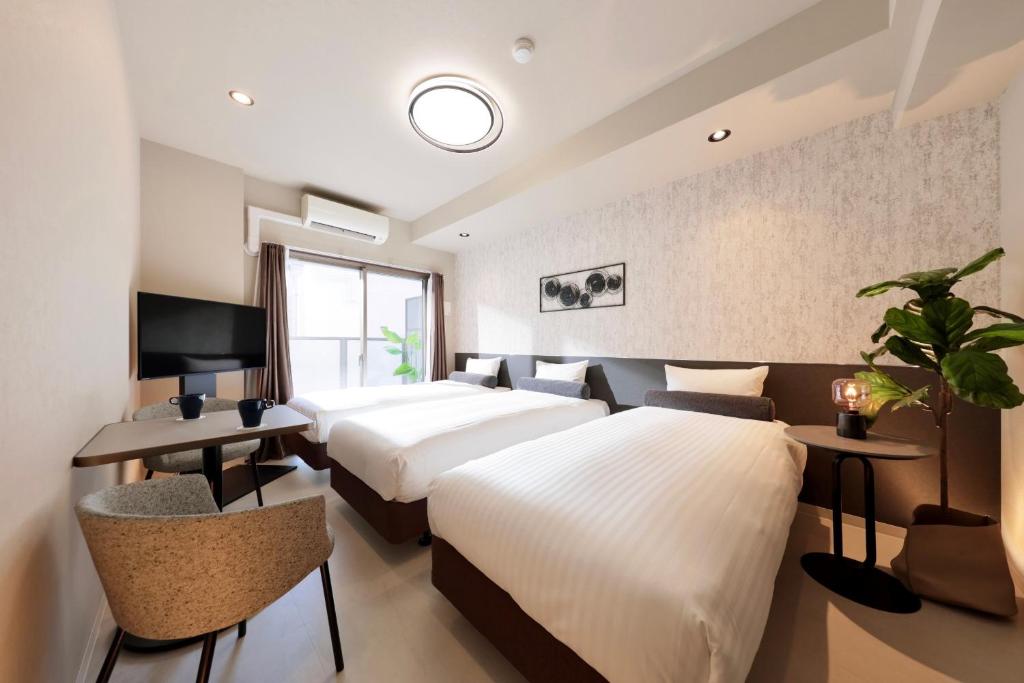 Postel nebo postele na pokoji v ubytování Dotombori Crystal Hotel 3