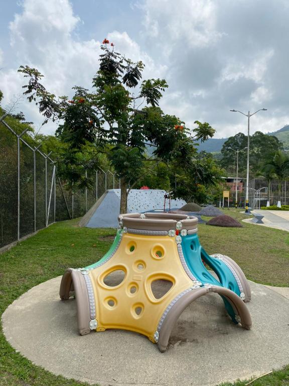 a object in a park with a skate park at Apartamento con Piscina en Dosquebradas in Dosquebradas