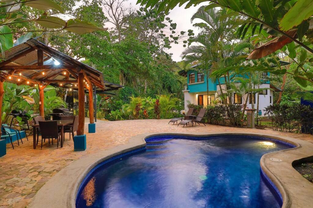 una piscina frente a una casa en Casa Pura Vida Manuel Antonio, en Manuel Antonio