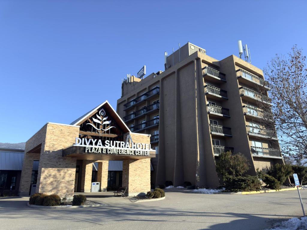 un edificio con un cartello che legge Davis Station Hotel di Divya Sutra Plaza and Conference Centre, Vernon, BC a Vernon