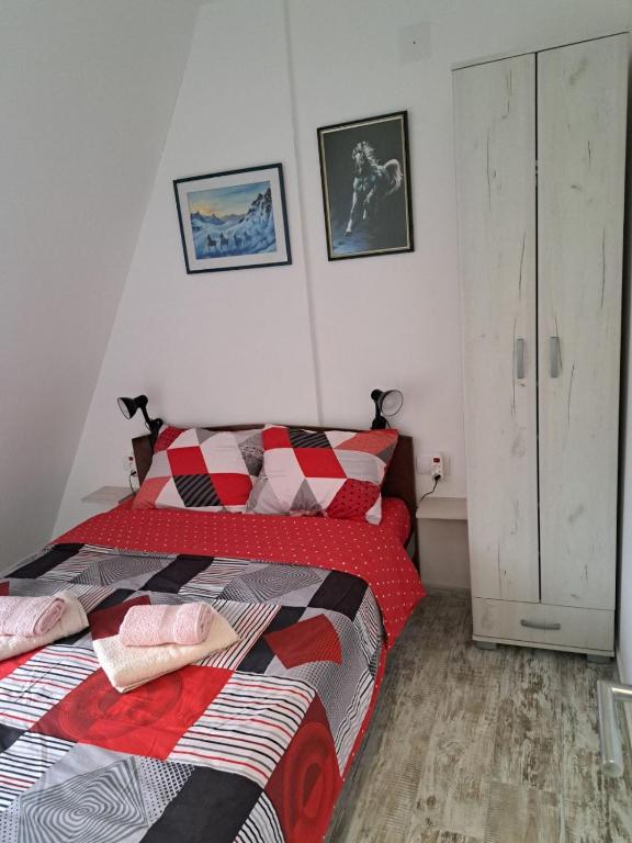 Postel nebo postele na pokoji v ubytování Vila Leona B2