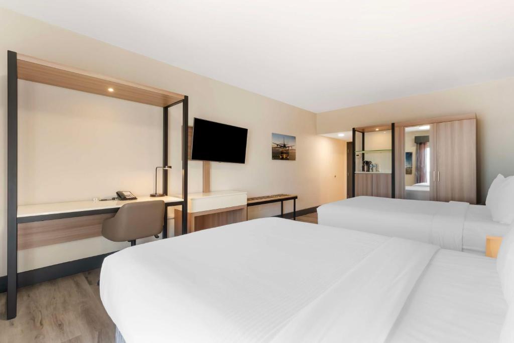亞特蘭大的住宿－亞特蘭大機場東貝斯特韋斯特普拉斯酒店，酒店客房配有两张床和一张书桌