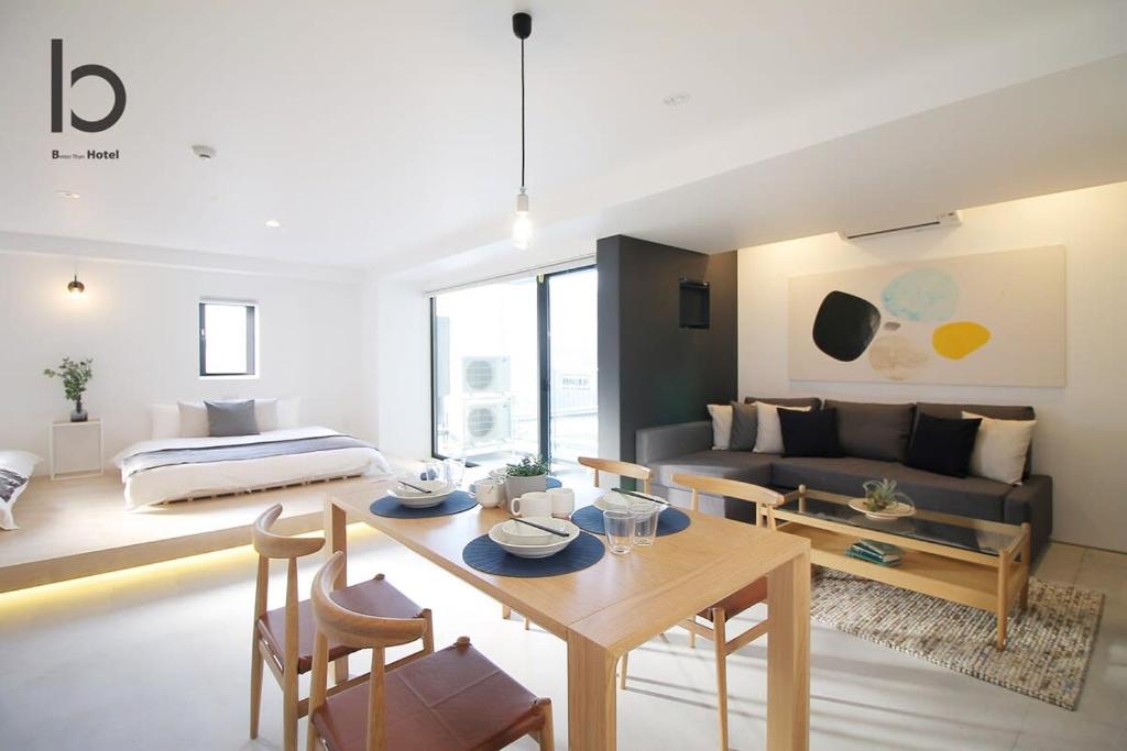 Un lugar para sentarse en b hotel Heiwaodori 702 - Huge Apt in Famous Hiroshima Dori for 6p