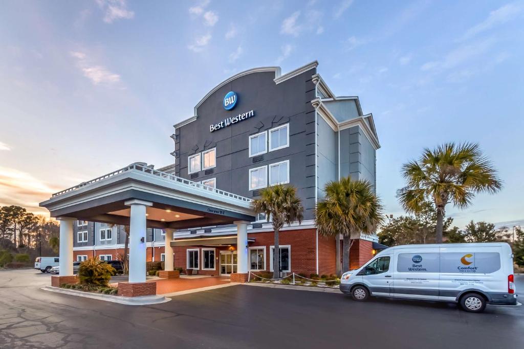 uma carrinha estacionada em frente a um hotel em Best Western Airport Inn & Suites em Charleston