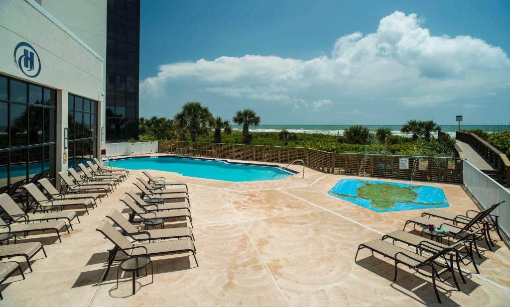 Bazén v ubytování Hilton Cocoa Beach Oceanfront nebo v jeho okolí