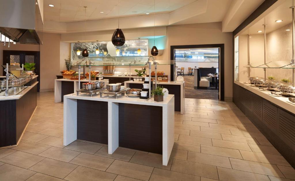 Kuchyň nebo kuchyňský kout v ubytování Hilton Cocoa Beach Oceanfront