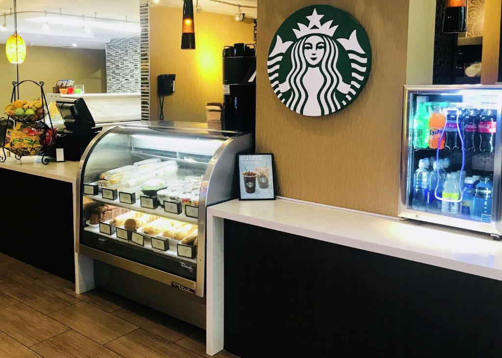 Příslušenství pro přípravu čaje a kávy v ubytování Hilton Cocoa Beach Oceanfront