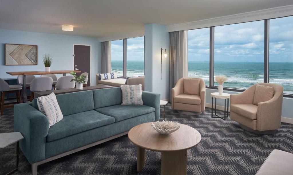 Posezení v ubytování Hilton Cocoa Beach Oceanfront