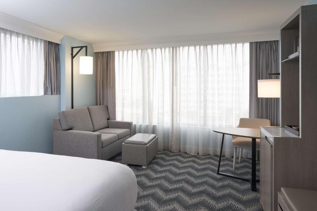 Postel nebo postele na pokoji v ubytování Hilton Cocoa Beach Oceanfront