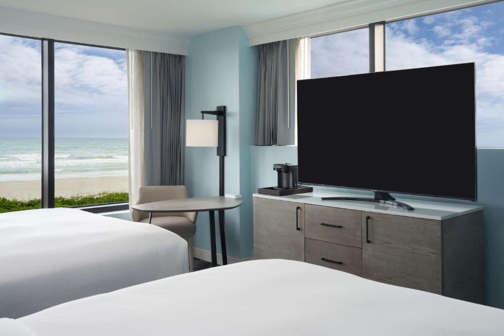 TV a/nebo společenská místnost v ubytování Hilton Cocoa Beach Oceanfront