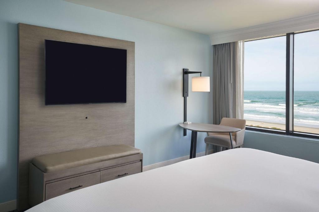 Postel nebo postele na pokoji v ubytování Hilton Cocoa Beach Oceanfront
