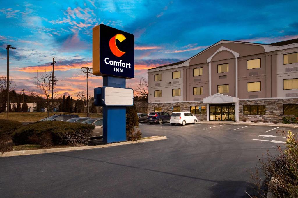 una señal de una posada confortable en un estacionamiento en Comfort Inn Bordentown near NJ Turnpike, en Bordentown