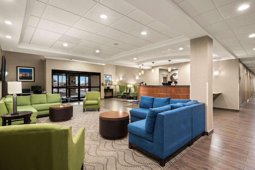 um átrio com mobiliário azul e cadeiras verdes em Comfort Suites Hummelstown - Hershey em Hummelstown