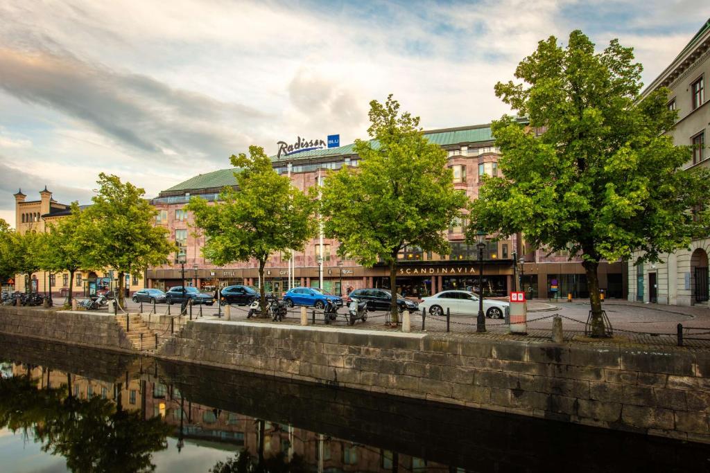 eine Stadt mit Autos, die vor einem Gebäude geparkt sind in der Unterkunft Radisson Blu Scandinavia Hotel, Göteborg in Göteborg